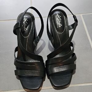 **NEVER WORN**  Life Stride Women's Black Strappy Sandals
